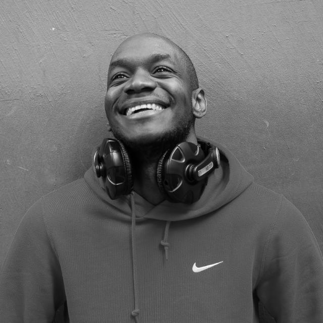 DJ Angelo aux platines lors d'une soirée mariage